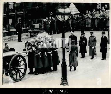 3. März 1953 - Queen Mary: auf-Zustand in Westminster Hall, den Körper von der Lafette Prozession... Foto zeigt: Die vier königliche Herzöge - Duke of Edinburgh; Herzog von Windsor. Herzog von Gloucester und der Herzog von Kent zusehen, wie der Körper des Queen Mary die Lafette bei der Ankunft in der Westminster Hall für den auf-Zustand heute Nachmittag entnommen wird. Stockfoto