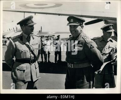 4. April 1953 - Truppen kommen in Kenia - gegen die gefürchteten Mau Mau: Royal Air Force Command Hastings Transportflugzeuge landete am Eastleigh Flughafen Nairobi, vor kurzem mit 38 Männer von 39. Brigade-Stab an Bord. Die Luftbrücke baut für etwa eine Woche, wobei ca. 200 Menschen pro Tag nach Kenia, um die gefürchteten Mau Mau-Terroristen zu bekämpfen. Fotoshows Oberst G. A. Rimbault, Chef des Stabes E.A Befehl grüßt am Eastleigh Flughafen angekommen. Stockfoto