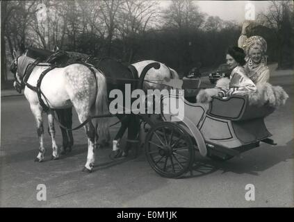 3. März 1953 - diese junge Dame in russische Tracht ist der berühmte Vava Yakowa: um ihre französischen Einbürgerung zu feiern, die berühmte Sängerin Vava Yakowa dauert eine Fahrt an Bord der berühmten russischen '' Trojka'', einem Wagen mit drei Pferden in Boulogne Wald gezogen. Foto zeigt Vava Yakowa an Bord '' Trojka'' in Boulogne Wald. Stockfoto