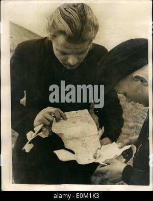 3. März 1953 - sowjetischen gebaut von 15 Air Craft abzuschießen Amerika F-84 Thunder Jet über Deutschland.: zwei sowjetischer MIG-15 Kampfjet kommen aus der Tschechoslowakei angegriffen und abgeschossen, eine amerikanische F-84 thunder Jet-fünfzehn Meilen innerhalb der US-Zone der deutschen vor kurzem. . Der Pilot des Thunder Jet Ballen, landete in der Nähe von Regensburg in der Nähe der zerstörten Flugzeugen. Die amerikanischen Behörden haben einen starken Protest an die tschechischen Behörden in Prag geschickt. Foto zeigt die Illigrble des Thunder Jet untersuchen. nach dem Vorfall in der US-Zone in Deutschland. Stockfoto