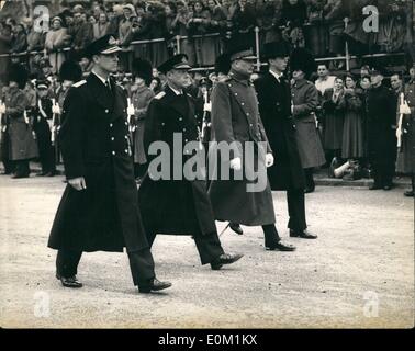 3. März 1953 - Queen Mary: Prozession zur Westminster Hall / The Royal Dukes Folgen der Trauerzug in die Mall.: Foto zeigt die vier königliche Herzöge - Edinburgh; Windsor; Gloucester und Kent Folgen der Trauerzug entlang der Mall - unterwegs zur Westminster Hall für die auf-Stae von Queen Mary heute Nachmittag. Stockfoto