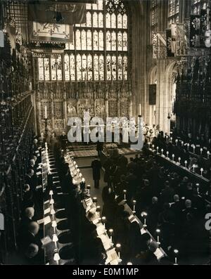 3. März 1953 - Queen Mary: Die letzte Szene: die Szene, düster und beeindruckend, bei der Trauerfeier von Queen Mary im St.-Georgs Kapelle, Windsor heute (Dienstag). In der Pfote rechts vom Bild (von links nach rechts), The Queen Elizabeth die Königinmutter und Prinzessin Margaret. Vor dem Sarg stehen (von links nach rechts) der Herzog von Kent; Der Herzog von Golucerster; Earl of Athlone, Queen Mary Brüder; und TheDuke von Windsor. Vor dem Altar der Erzbischof von Canterbury, Dr. Goeffrey Fischer (Mitte). sieht man den Service durchführen. Stockfoto