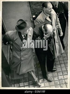 4. April 1953 - John Christie wieder erscheint bei The West London Magistrates Court: John Reginald Halliday Christie, 54-j hrige Haulags Schreiber, erschien an der West London Magistrates Court wieder an diesem Morgen nach wird für eine Woche unter der Anklage des Mordes an seiner Frau, Strel Christie Untersuchungshaft. Foto zeigt: John Christie bedeckt sein Gesicht mit den Händen, wie er am Hof heute Morgen ankommt. Stockfoto