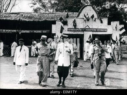 4. April 1953 - General Salon besucht Laos: Der französische Oberbefehlshaber (links) ist hier mit Prinz Savang von Laos während des Besuchs einer Messe an Luan Prabang zu sehen. Zuvor hatte er wichtige militärische Gespräche mit dem Prinzen. Stockfoto