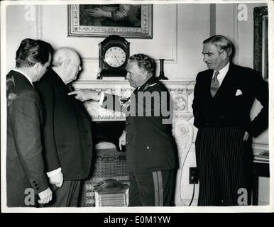 3. März 1953 - bezahlt bald Afte seiner Ankunft in London, heute Nachmittag Marschall Tito einen Besuch des Ministerpräsidenten an Nr. 10 Downing Street. Foto zeigt:-L nach R: Mr Winston Churchill mit Marschall Tito, Nr. 10 Downing Street. Stockfoto