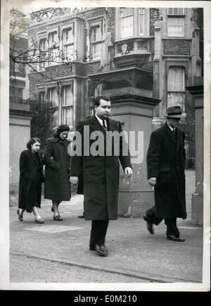 3. März 1953 - Szenen in der russischen Botschaft In London Mitglieder von The Rumäne Ort zu verlassen: Foto zeigt Mitglieder der Rumäne Gesandtschaft gesehen, wie sie nach einem Besuch der russischen Botschaft verlassen heute. Stockfoto