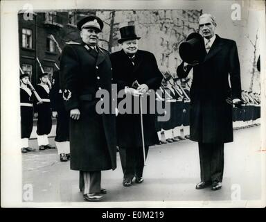 3. März 1953 - Marschall Tito kommt in London mit Winston Churchill und Herr Eden: Marschall Tito reiste entlang der Themen in der P.L.A Start '' Nore'' von Grün, Westminster, wo er von Herzog von Edinburgh und dem Ministerpräsidenten bei seiner Ankunft in London heute begrüßt wurde. Foto zeigt Marschall Tito steht auf Links mit Winston Churchill und rechts Herr Anthony Eden Außenminister wie an Land Form der Einführung in Westminster heute Nachmittag zu achten. Stockfoto