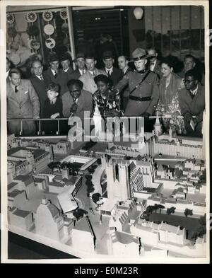 4. April 1953 - British Industries Fair - Earls Court. Die '' Mounties-schaut und Krönung Modell. Foto zeigt: Sgt. Tom A. Horn von der Royal Canadian Mounted Police - angekommenen in London vor kurzem vor das kanadische Kontingent montiert, die die Krönungsprozession teilnimmt ist ein Modell der Krönung Route - von der Abtei durch Big Ben - zeigt die Annäherung an den Westen Doo der Abtei Trainer interessiert. auf linken Seite ist Miss S. Riberio der Gold Coast und auf richtige Perle Connor von der West Indies gesehen am Earls Court heute Morgen bei der Eröffnung der Stipendiaten Stockfoto