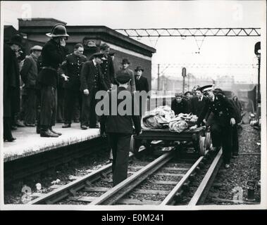 4. April 1953 - neun jetzt tot in einer u-Bahn-Katastrophe. Neun Menschen wurden heute bekannt, in der Central Line Tube Katastrophe in Stratford, das Schlimmste in der London Underground Geschichte gestorben zu sein. Es war der zweite Trainer das Gefühl Broadway-Epping-Zug, der die Hauptlast des Absturzes. Der Zug fuhr in der Rückseite von einem anderen Zug Reisen von Greenford nach Hainsult. Foto zeigt Rettungskräfte gesehen wie sie Leichen auf einem Wagen in Stratford Station heute Morgen bringen aus dem Tunnel geführt. Stockfoto