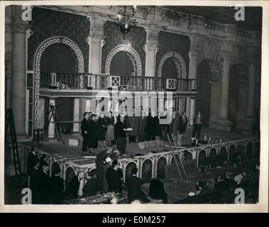 4. April 1953 - Meerjungfrau-Theater am Royal Exchange nähert sich Fertigstellung. Das Mermaid-Theater, gegründet von Bernard Miles und seine Frau Josephine Wilson, nähert sich Fertigstellung an der berühmten Royal Exchange. Fortschritte bei der Konstruktion wurde heute Morgen von Bernard Mile inspiziert. der Lord Mayor of London Sir Rupert De La Bere und Mitglieder der Besetzung, der im Theater erscheint. Keystone-Foto zeigt: Blick auf die Bühne des Theaters zeigt Bernard Miles C.B.E. Einführung von Produzenten und Darsteller an der Royal Exchange Vormittag nahezu abgeschlossen. Stockfoto