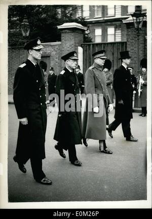 3. März 1953 - Queen Mary; Prozession in Westminster Hall. Die vier königliche Herzöge: The vier Royal Dukes Folgen der Trauerzug von Marlborough House, Westminster Hall heute Nachmittag. Sie sind L-r: - Duke of Edinburgh; Herzog von Windsor; Herzog von Gloucester und Herzog von Kent. Stockfoto