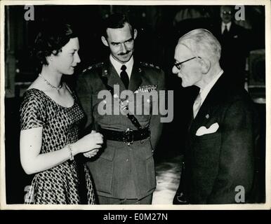 3. März 1953 - Prinzessin Josephine Charlotte und Prinz Jean empfangen herzlichen Glückwunsch zum vierten kommenden Ehe: Prinzessin Josephine Charlotte und ihr Ehemann, Prinz Jean von Luxemburg waren Ehrengäste bei einem Empfang im Brüsseler Königspalast, als sie zu ihrer bevorstehenden Hochzeit gratuliert wurden. Foto zeigt die Vorsitzende des Ausschusses Hommage Prinzessin Josephine und Prinz Jean während des Empfangs zu unterhalten. Stockfoto