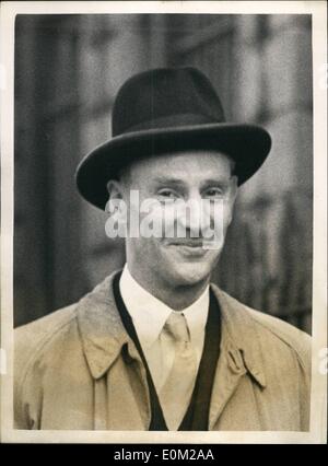 4. April 1953 - scheint John Christie in Clerkenwell Court... wir bei der Krone eröffnet... John Reginald Halliday Christie, der mit der Ermordung von vier Frauen, einschließlich seiner Frau angeklagt ist erschienen am Clerkenwell Hof heute. Das Foto zeigt Herrn John F. Claxton, die das Gehäuse geöffnet, denn die Krone das Gericht heute verlässt. Stockfoto