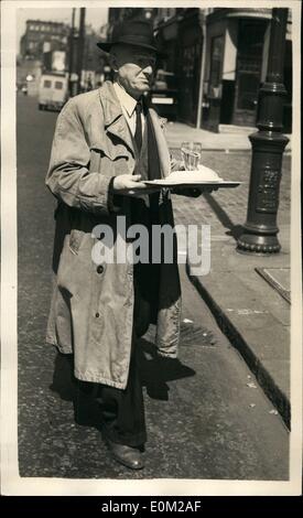 4. April 1953 - erscheint John Christie in Clerkenwell Court. Eine Mittagessen für jemand kommt: John Reginald Halliday Christie, der mit der Ermordung von vier Frauen, einschließlich seiner Frau angeklagt ist erschienen am Clerkenwell Hof heute. Foto zeigt, dass das Gericht in der Lunch-Pause heute eine Mittagessen berücksichtigt wird. Stockfoto