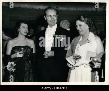 4. April 1953 - Luftfahrt-Jubiläums-BALL im DORCHESTER HOTEL... NEVILLE DUKE BESUCHT... Eine Luftfahrt Jubilee Ball zugunsten der Luft-Liga des britischen Empire fand gestern Abend im Dorchester Hotel... Viele bekannte Persönlichkeiten waren anwesend... Keystone-Fotoshows: - links nach rechts:-Mrs Neville Duke, Neville Duke, der bekannte Testpilot und Frau Beaumont abgebildet auf dem Ball gestern Abend. Stockfoto