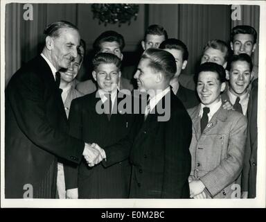 4. April 1953 - deutsche junge Fußballmannschaft besuchen der Oberbürgermeister. Die deutschen F.A Jugendmannschaft, die in dem Land für Spiele gegen National Association of Boys Clubs bei Selhurst Park und Brighton und Hove Boden angekommen sind besuchte heute der Oberbürgermeister im Mansion House. OPS: Lord Mayor of London, Sir Rupert De La Bere, M.P. schüttelt Hände mit Horst Barth, 18 Jahre, aus Göttingen, von anderen Mitgliedern des deutschen F.A Jugendteams beobachten. Stockfoto