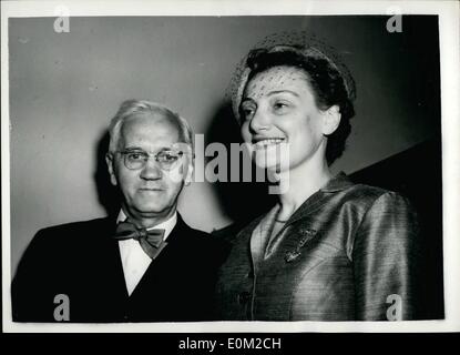 4. April 1953 - Sir Alexander Fleming vermählten.: Sir Alexander Fleming, der Entdecker des Penicillins, der 71 ist, wurde heute verheiratet mit Frau Amalia Coutsourie, eine griechische Frau Chirurg. Die Hochzeit am Standesamt Chelsea ist, gefolgt von einer zweiten Zeremonie in der griechisch-orthodoxen Kirche in Bayswater. Sir Alexander erste Frau starb im Jahr 1949. Foto zeigt die Braut und Bräutigam gesehen Chelsea Standesamt heute verlassen. Stockfoto