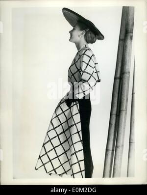 4. April 1953 - glückliche Heuchler führt ein Doppelleben: zwei Outfits in einem ist dieses Modell, genannt '' Happy Hypcrite'', entworfen von Digby Morton von London. Das schlanke schwarze kann verkleidet mit einem kontrastierenden Bolero Stola, gebildet von einem neuen '' Cashmere'' Gewebe von Ascher in London oder entlang getragen werden. Das Foto zeigt Digby Morton '' Happy Heuchler '', britische hergestellte Baumwolle. Britische hergestellte Baumwolle wurden von ihm in diesem Jahr Frühjahr Sammlungen von der integriert Society of London Fashion Designers vorgestellt. Stockfoto