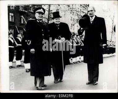 16. März 1953 - kommt mit Winston Churchill und Herrn Edin Marschall Tito in London. Marschall Tito reiste entlang der Themse in den P.L.A. Start '' Nore'' von Greenwich Herzog von Edinburgh und dem Ministerpräsidenten - bei seiner Ankunft in London heute. Foto zeigt Marshall Tito auf Links mit Winston Churchill und rechts Herr Anthony Eden der Außenminister - steht als er an Land von der Produkteinführung in Westminster heute Nachmittag kam. Stockfoto