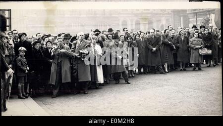 24. März 1953 - Queen Mary - Zustand wird Stichel... Menschenmenge vor Marlborough Haus... Foto zeigt: Abschnitt der Menge draußen Marlborough House heute Nachmittag zeigen die Gardisten im Dienst - nach Inverkehrbringen des neuen Bulletins, der besagt, dass Queen Mary Zustand gewinnt Stichel. Stockfoto