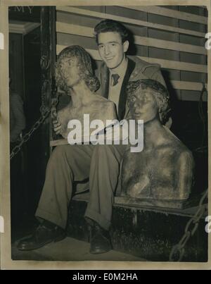 24. März 1953 - am Tag für die Skulptur an der Königlichen Akademie. Der Künstler mit zwei Exponaten. Das Foto zeigt Graham  ccles of Stockfoto