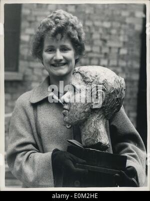 24. März 1953 - senden an Tag für Bildhauerei an der Akademie. Porträt eines Freundes. Das Foto zeigt Miss Helen Meyer von West Kensington mit ihrer Büste '' Dorothy'' - Porträt eines Freundes – Ankunft im Burlington House heute - Tag für Skulptur für die Königliche Akademie-Ausstellung senden. Stockfoto