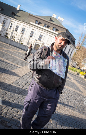 Homelles Mann verkaufen Nota Bene (großes Problem in der Slowakei) auf Hodžovo Namestie, Bratislava Stockfoto