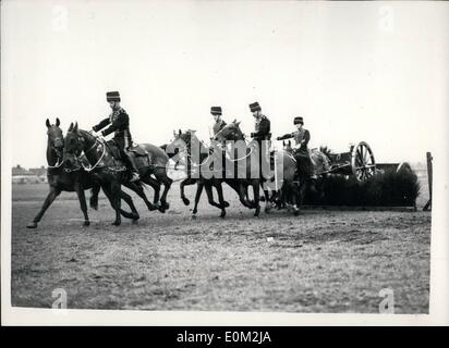 4. April 1953 - Königs Truppe von r.h.a. Proben. sogar die Waffe verfügt über die Hürde. Des Königs Truppe der königliche Pferd Artillerie war die Proben bei Wermut Scrubbs heute Morgen für ihren öffentlichen Auftritten in diesem Jahr eines neues Werk der Mann wird von sechs Pferden mit Protze durchgeführt und eine dreizehn Pounder Gewehr - in denen lädt sie über Rad-Pferde springen unabhängig - die Waffe gesehen werden und Protze, über den Zaun gezogen wird. Foto zeigt die Szene, wie das Team von sechs, komplett mit Pistole und geschmeidig - die Bürste Holz Hürde heute um Wormwood Scrubbs statt. Stockfoto