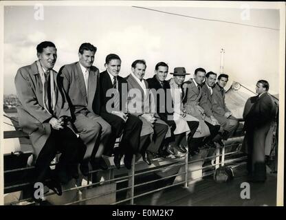 4. April 1953 - australische Cricket-Team kommen: Der australische Cricket-Team, wer die Tour hier in diesem Sommer sind an Southampton kam heute in den Liner Orcades. Foto zeigt Mitglieder des australischen Teams an Bord der Liner Orcades bei der Ankunft in Southampton heute abgebildet. Stockfoto