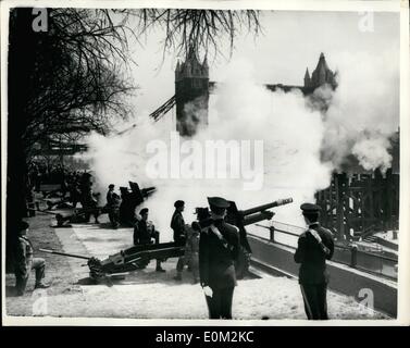 4. April 1953 - Königin Geburtstag Salutschüsse am Turm.: H.M die Königin ist 27 heute, und 62 Salutschüsse wurde in den Tower of London von der Honourable Artillery Company ausgelöst. Das Foto zeigt feuern den Gruß der Tower of London heute. Stockfoto