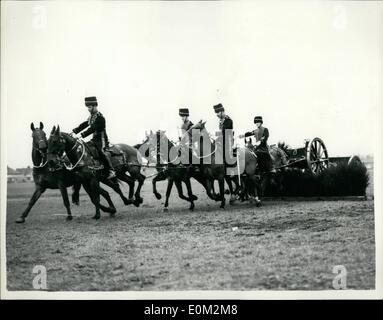 4. April 1953 - Königs-Truppe von den R.H.A. Proben... Sogar die Waffe geht über die Hürde... Des Königs Troop der Royal Horse Artillery war sein gesehen am Wormwood Scrubbs Proben für ihr Publikum in diesem Jahr zeigt... Ein neues Manöver wird durchgeführt von sechs Pferden mit Protze und ein dreizehn Pfünder Geschütz - in denen sie über einen drei Fuß Reisig Zaun kostenlos... Blei, Mitte und Rad Pferde springen unabhängig - die Waffe und Protze, über den Zaun gezogen wird... Keystone-Fotoshows:-die Szene wie das Team von sechs, komplett mit Pistole Ans Protze - nehmen die Reisig Hürde bei Wormwood Scrubbs. Stockfoto