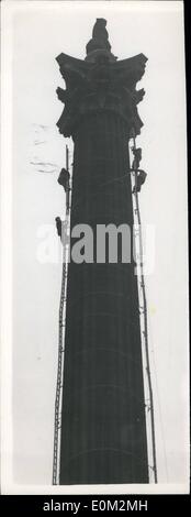 4. April 1953 - bekommt Nelson eine Krönung aufräumen. Foto zeigt Jim Larkin, der berühmte Klettermax und seine Männer sind Skalierung Nelsonsäule in Trafalgar Square, um ihm eine Krönung Sanierung geben. Stockfoto