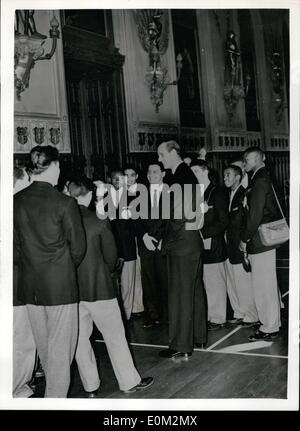 7. April 1953 - treffen 04.07.53 amerikanischer junge Boxer des Duke of Edinburgh. Besuchen Sie nach Windsor Castle. Eine Gruppe von jungen Boxer aus New York, die Jungs von London Federation of Boys Clubs bei der Kaiserin-Halle am Mittwoch treffen wurden auf einer Tour von Windsor Castle von H.R.H The Duke of Edinburgh heute. Keystone-Fotoshows: Der Duke of Edinburgh plaudert, die New York junge Boxer am berühmten St.-Georgs Halle, Windsor Castle. Stockfoto