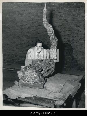 24. März 1953 - senden an Tag für Skulptur im Burlington House. "Reinkarnation" kommt. Das Foto zeigt Reinkarnation ein Schiefer Farbe Putzarbeiten von Frau Eva Castle of Knightsbridge auf einem Wagen von Arbeitern im Burlington House heute Morgen an Tag für die Royal Academy Ausstellung Skulptur Abschnitt senden geliefert wird. Stockfoto