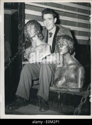 24. März 1953 - senden an Tag für Bildhauerei an der Royal Academy. Der Künstler mit zwei Exponaten. Foto zeigt Graham Eccles von Lee Green mit zwei Exponaten L-r: '' Anne'' Porträt eines Freundes und Porträt einer jungen Frau in Gips Ankunft heute morgen senden Tag für Skulptur an der Royal Academy. Stockfoto