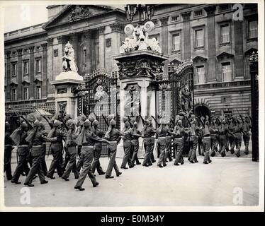 29. Mai 1953 - Pakistan Truppen nehmen über Guard At The Palace: Männer von der Pakistan Armee übernahm Wachdienst von der Grenadier Guards - im Buckingham Palace heute. Foto zeigt Mitglieder von Pakistan Guard marschieren in den Palast während der Aufnahme Zeremonie heute Morgen. Stockfoto