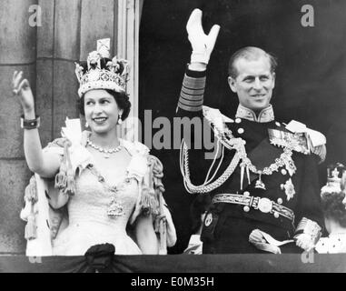 Königin Elizabeth II und Prinz Philip nach ihrer Krönung Stockfoto