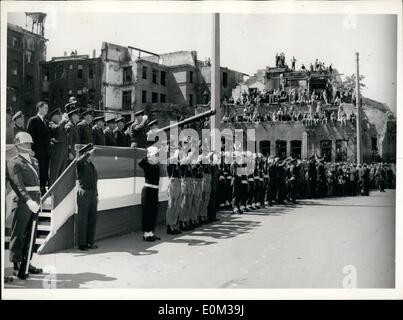 5. Mai 1953 - Tag der Armee in Nürnberg: alle Outfits zugewiesen und/oder angebracht zu Nürnberg Militärposten gestern gefeiert Tag der Armee: The Commanding General Nürnberg Militärposten kontrolliert die Parade. Foto zeigt die allgemeine Nürnberg militärischen Kommandoposten die Parade inspiziert. Neben dem Stand ist eine Ehrengarde und vor es soll ein Mitglied der US-Marine, Soldat der US Air Force und vier Kadetten - in ihren historischen Uniformen gekleidet zu sehen. Stockfoto