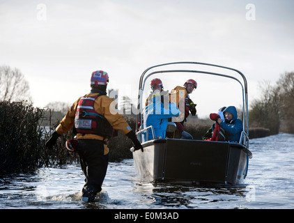 Überschwemmungen an der Somerset-Ebenen - Bewohner der Muchelney nähert sich Langport auf einem Boot bemannt durch Devon und Somerset Feuer Floo Stockfoto