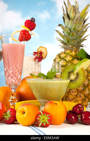 Partytisch mit Sommerfrüchten und bunte smoothies Stockfoto