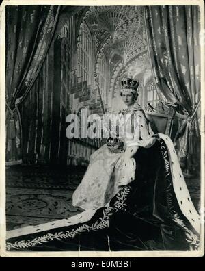 6. Juni 1953 - Königin Elizabeth II. Im Thronsaal des Buckingham Palace nach ihrer Krönung: HM Königin Elizabeth II posierte für Stockfoto