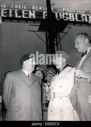 6. Juni 1953 - Professor Reuter wieder in Berlin. Der Herr Bürgermeister von West-Berlin, Professor Ernst Reauter, die während der Zeit der Demonstrationen und Straßenlaternen Deutschland vertrat in seiner Eigenschaft als Präsident der deutschen Delegation des '' Städtetag '' zurück nach Berlin, in einer Bemühung, überzeugen sich selbst darüber, was in der Zwischenzeit passiert war. Phto zeigt Professor Reuters, begleitet von Herrn Stumn, der Polizei Präsident und Herr Bach, ein Berliner Senator abgebildet am Potsdamer Platz wo die schwersten Demonstrationen stattgefunden hatten. Stockfoto