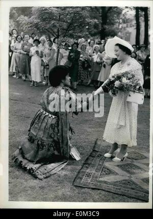 6. Juni 1953 - besucht Königin-Mutter Gartenfest; Eine Gartenparty von Corona Frauenverein organisiert fand im Lambeth Palace gestern, in Anwesenheit von Königin Elizabeth, die Königinmutter. Das Foto zeigt die Königin-Mutter empfangen Laiy Marata Sukuna der Fidschi-Inseln auf der Gartenparty. Stockfoto