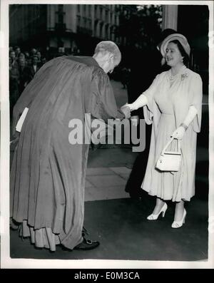 6. Juni 1953 - sieht Königinmutter Abtei zu spielen; Königin Elizabeth die Königin-Mutter an diesem Abend ging zur Westminster Abbey, die Präsentation des Spiels "Out of the Whirlwind'', die über den tatsächlichen Ort der Krönung inszeniert wurde und hat ein religiöses Thema zu sehen. Foto zeigt Queen Elizabeth The Queen Mother, wird von Dr. Don, der Dekan von Westminster, bei der Ankunft in der Abtei heute Abend begrüßt. Stockfoto