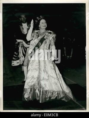 6. Juni 1953 - kehrt die Krönung Königin-Mutter in Palast von Abtei; Foto zeigt Königin Elizabeth die Königin-Mutter Wellen begrüßt auf Schleifung von ihrer Trainerin im Buckingham Palace. Stockfoto