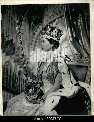 6. Juni 1953 - Königin Elizabeth II. Im Thronsaal des Buckingham Palace nach ihrer Krönung: HM The Queen Elizabeth II gestellt Stockfoto