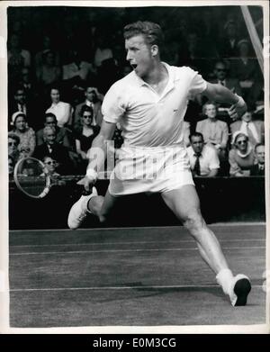 6. Juni 1953 - Lawn Tennis Championships in Wimbledon: Fotoshows. Ein Huber Österreich, im Spiel gegen G. Mulloy U.S.A. bei Stockfoto