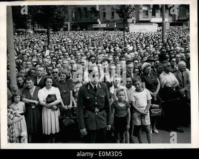 Juni 1953 - Beerdigungsgottesdienst für die Opfer vom 17. Juni: In Anwesenheit von Dr. Konard Ander, Kanzler der Westdeutschen Republik, und viele prominente Mitglieder der westdeutschen Regierung und des Berlinmagistrats, fand in Berlin eine öffentliche Beerdigung zu Ehren der Bürger statt, die während der 2-Tage-Revolution starben. Viele Tausend Bürger nahmen an dieser Beerdigung Teil. Stockfoto