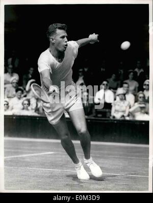 6. Juni 1953 - Lawn Tennis Championships in Wimbledon: Bild zeigt: G.A. Worthington, von Neuseeland, im Spiel gegen L. Bergelin, Schwedens, in Wimbledon in der heutigen. Worthington gewann 6-3, 6-3, 2-6, 6-0, Stockfoto