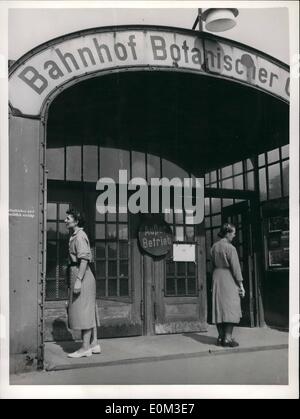 6. Juni 1953 - weiterhin die S-Bahn im Berliner Westen Sektor unbenutzt, zu gehen, während es gibt Berichte, dass ein Shuttle auf der gleichen S-Bahn in Ost-Berlin errichtet worden ist. Die S-Bahn in der West-Sektor bleibt ungenutzt, da es im Ost-Berliner Griff ist. Abgebildet ist eine s Stockfoto